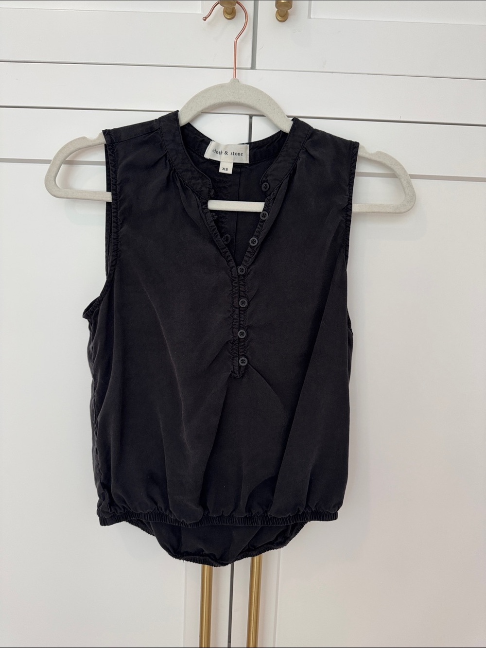 Cloth & Stone Black Sleeveless Button-Front Shirt